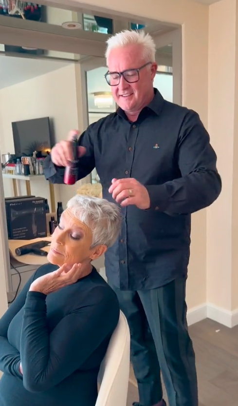 Sean James doing Jamie Lee Curtis' hair for the 95th Academy Awards, posted on March 16, 2023 | Source: TikTok/fhiheat