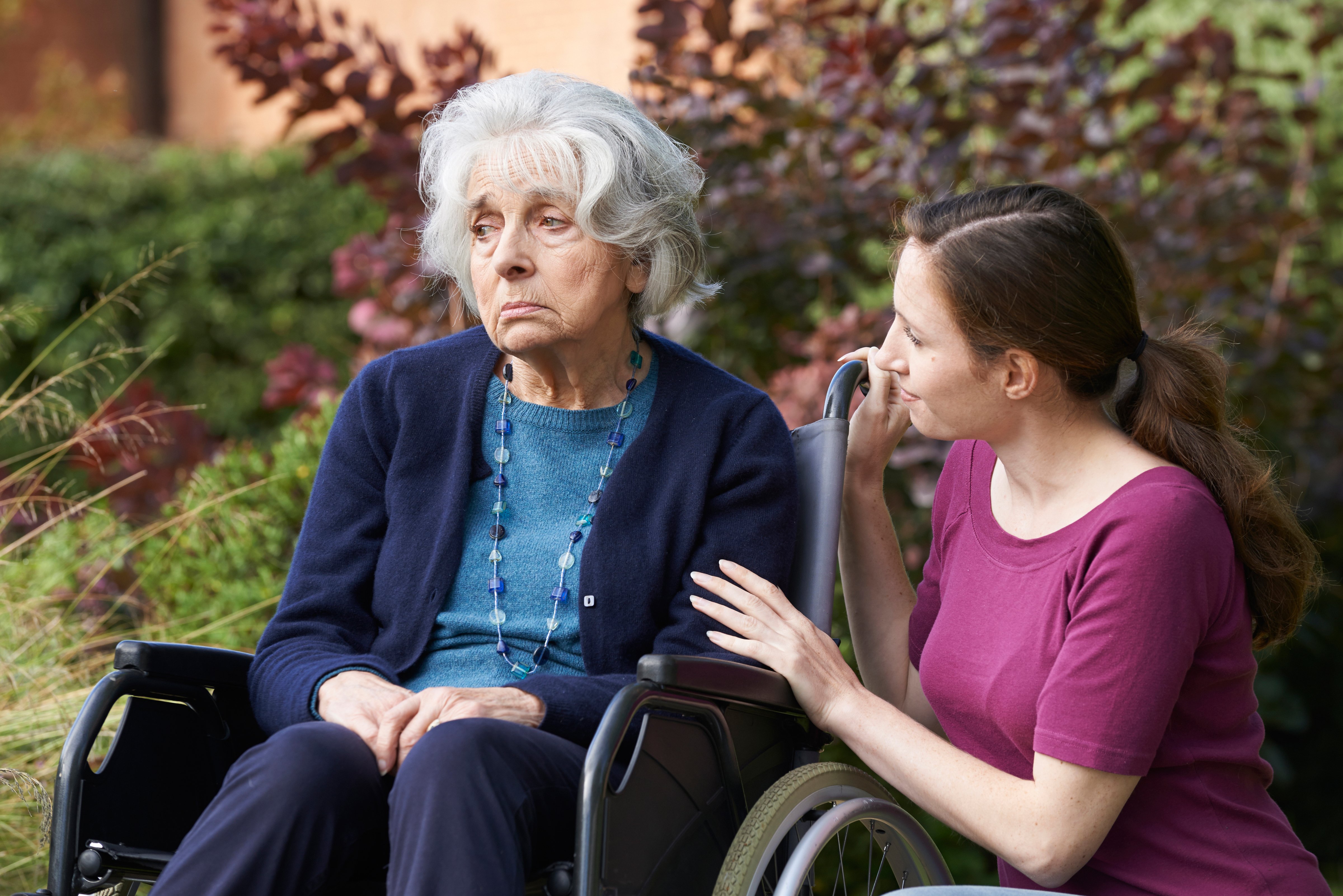 Mujer joven y madre anciana. | Foto: Shutterstock