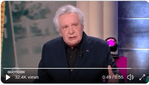 Le chanteur Michel Sardou sur le plateau de "Quotidien" | Photo : Twitter/Qofficiel