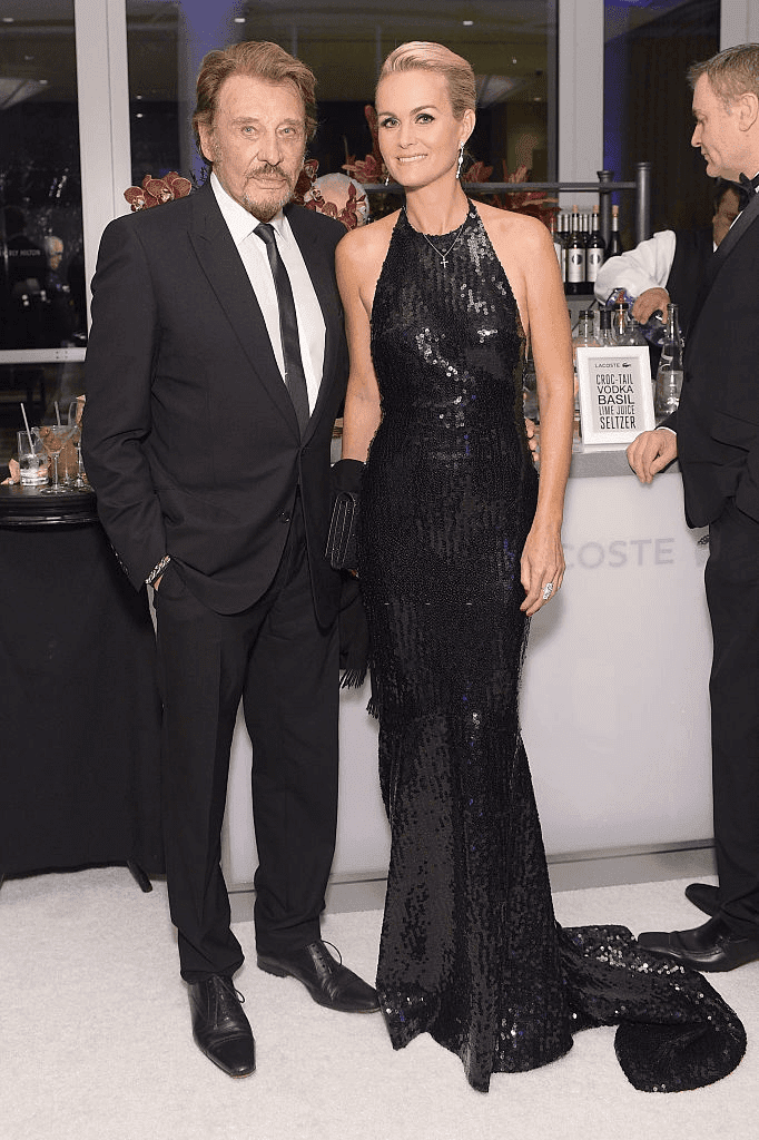 BEVERLY HILLS, CA - 17 FÉVRIER : Le chanteur Johnny Hallyday (à gauche) et Laeticia Hallyday assistent à la 17ème édition des Costume Designers Guild Awards avec le sponsor principal Lacoste au Beverly Hilton Hotel le 17 février 2015 à Beverly Hills, en Californie. | Photo : Getty Images.