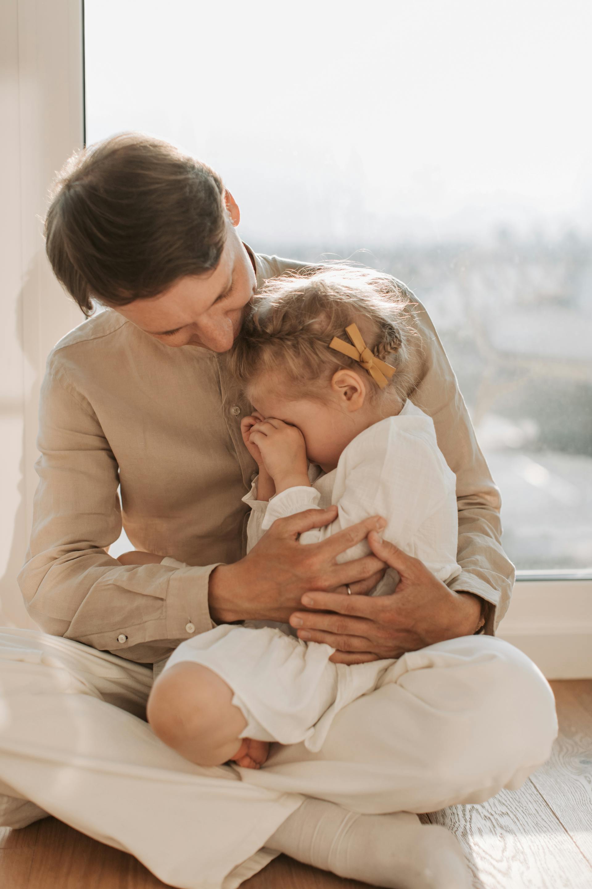 A father comforting his sad little daughter | Source: Pexels