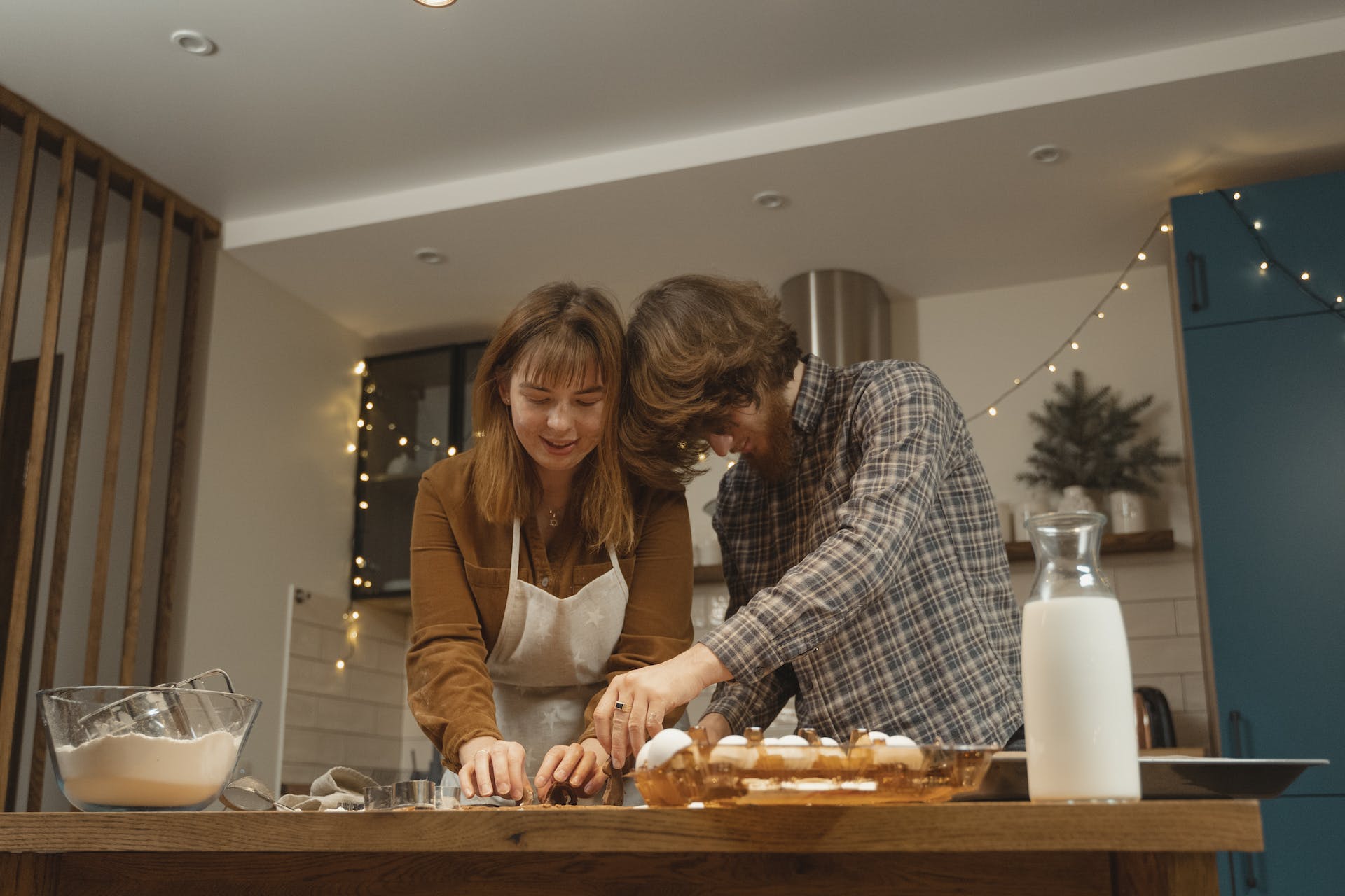 A husband helping his wife in the kitchen | Source: Pexels