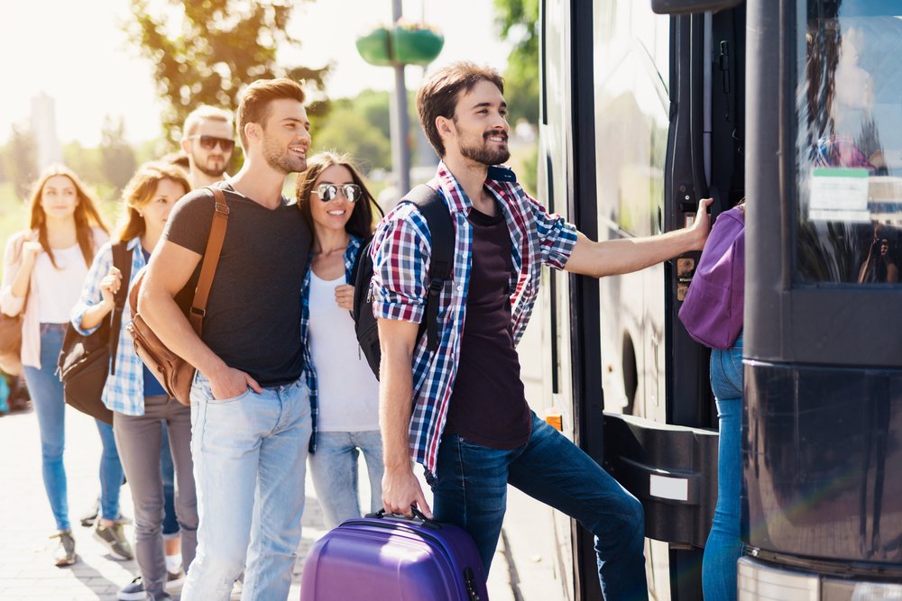 A group of tourists preparing to get on the bus. | Photo: Shutterstock