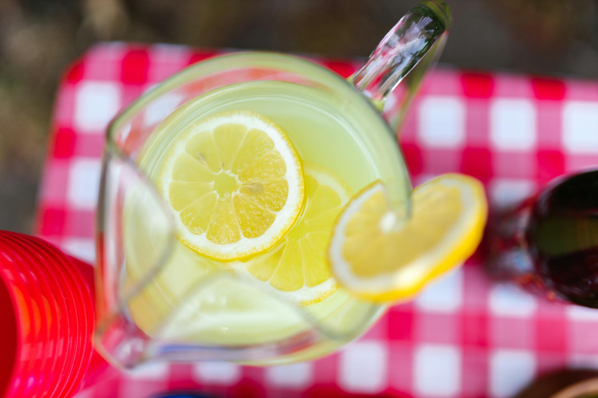 A close-up shot of lemonade in a glass pitcher | Source: Pexels