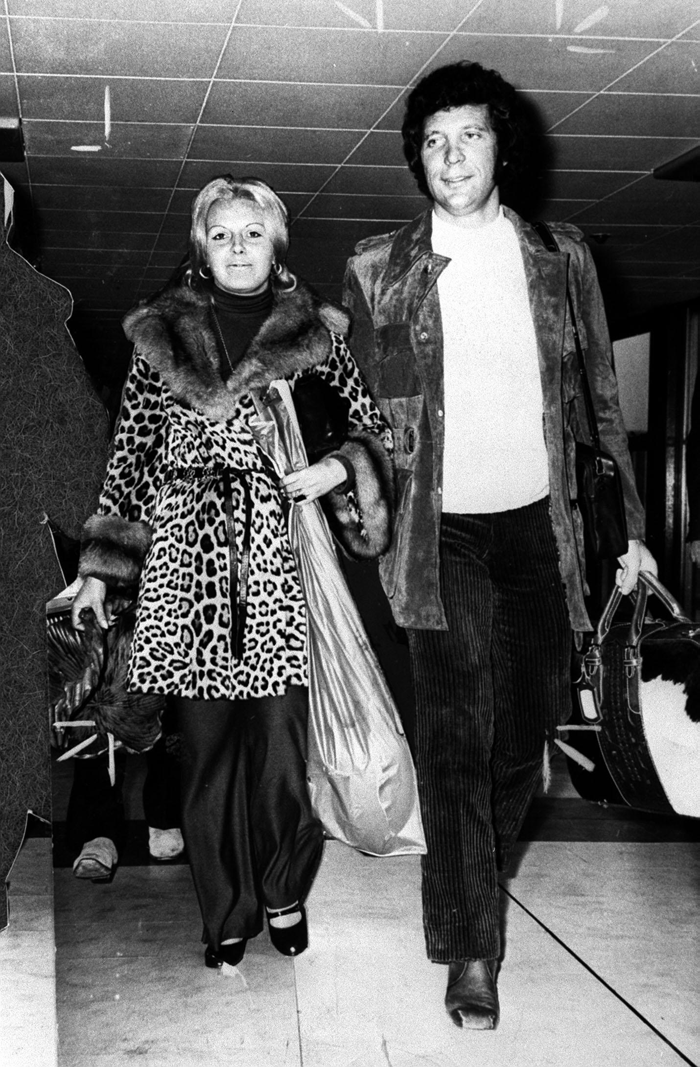 Tom Jones and his wife Melinda "Linda" Woodward in Los Angeles in 1970 | Source: Getty Images