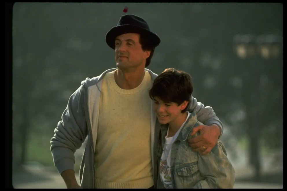 L'acteur Sylvester Stallone photographié avec son fils Sage Stallone lors d'une scène du film "Rocky V" le 1er janvier 1990 ┃Source : Getty Images