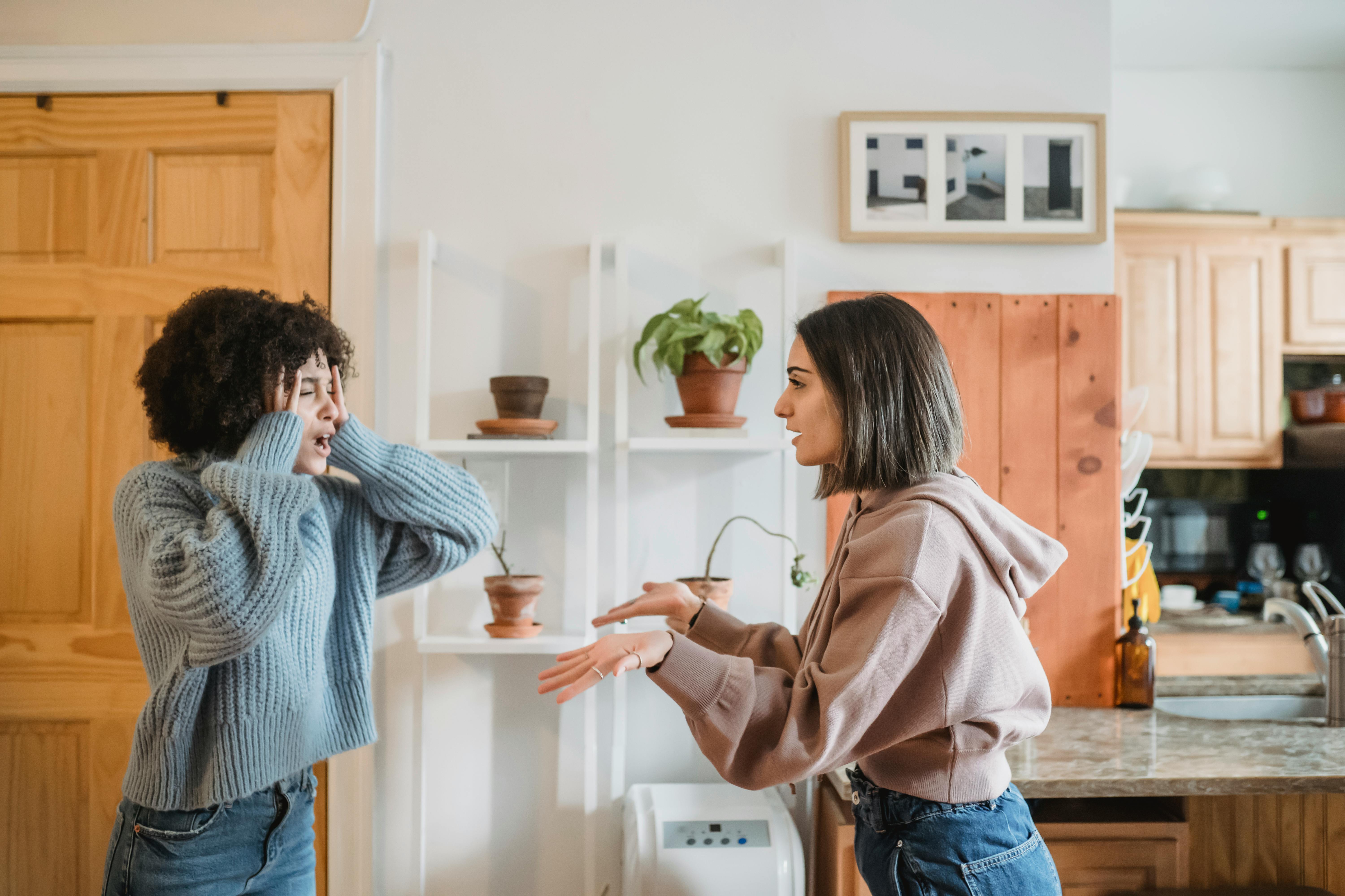 Two women arguing at home | Source: Pexels