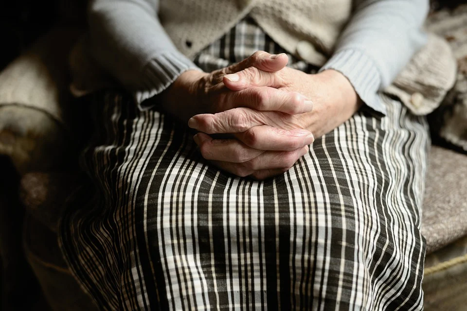 Abuela con sus manos entrelazadas sobre las piernas. | Foto: Pixabay
