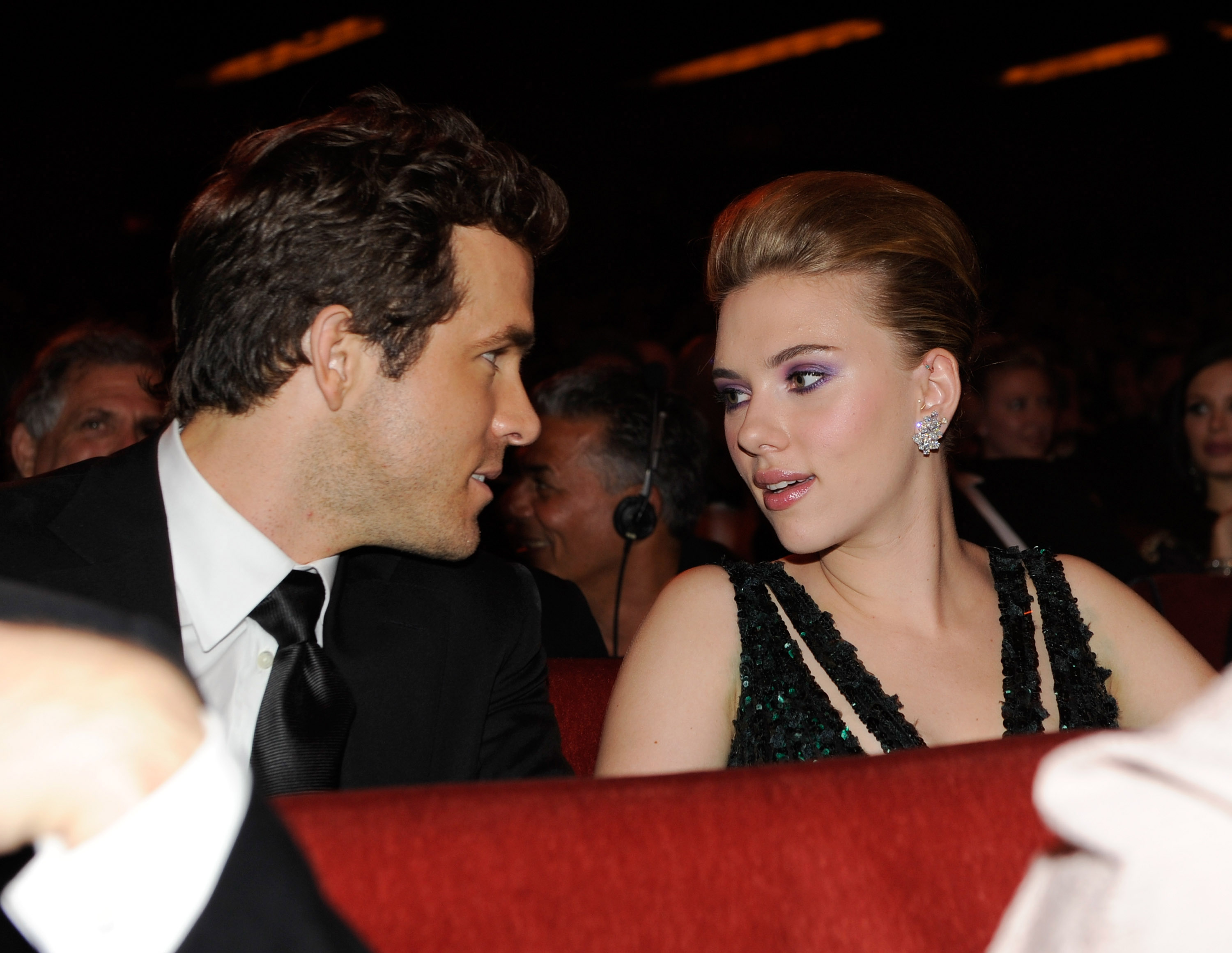 Ryan Reynolds and Scarlett Johansson in the audience at the 64th Annual Tony Awards, at Radio City Music Hall on June 13, 2010, in New York City. | Source: Getty Images