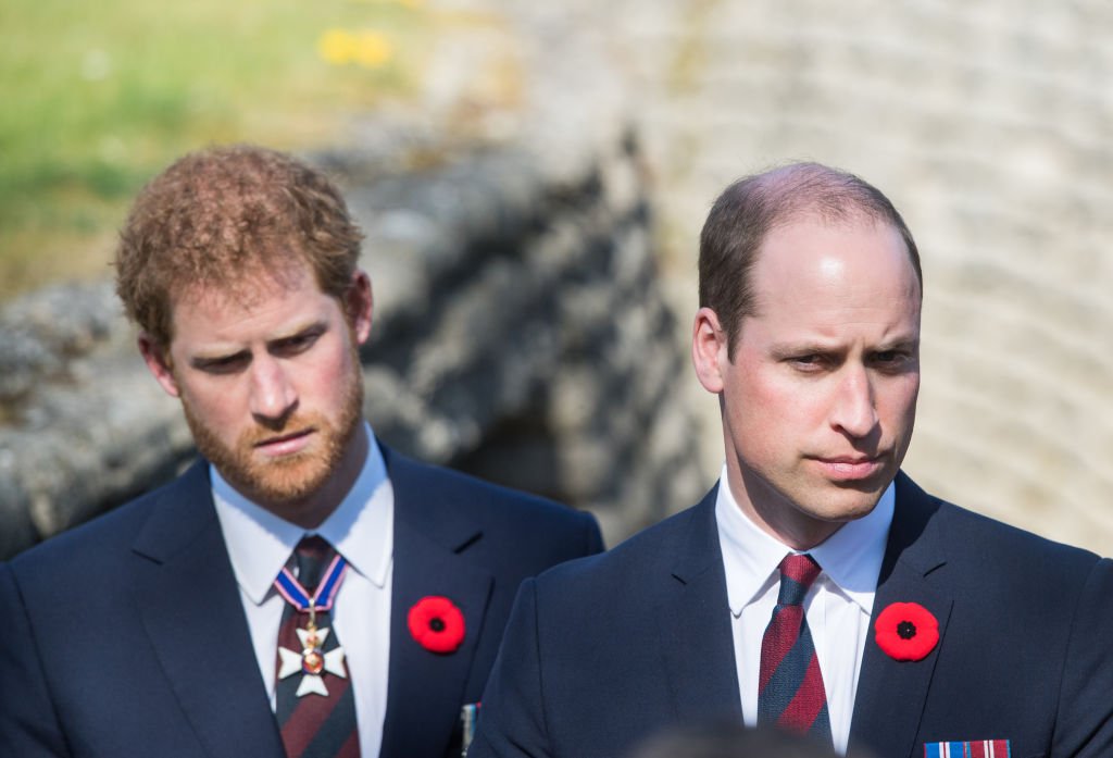 Le prince William, duc de Cambridge et le prince Harry marchent dans une tranchée lors des commémorations du 100e anniversaire de la bataille de la crête de Vimy, le 9 avril 2017. | Photo : Getty Images