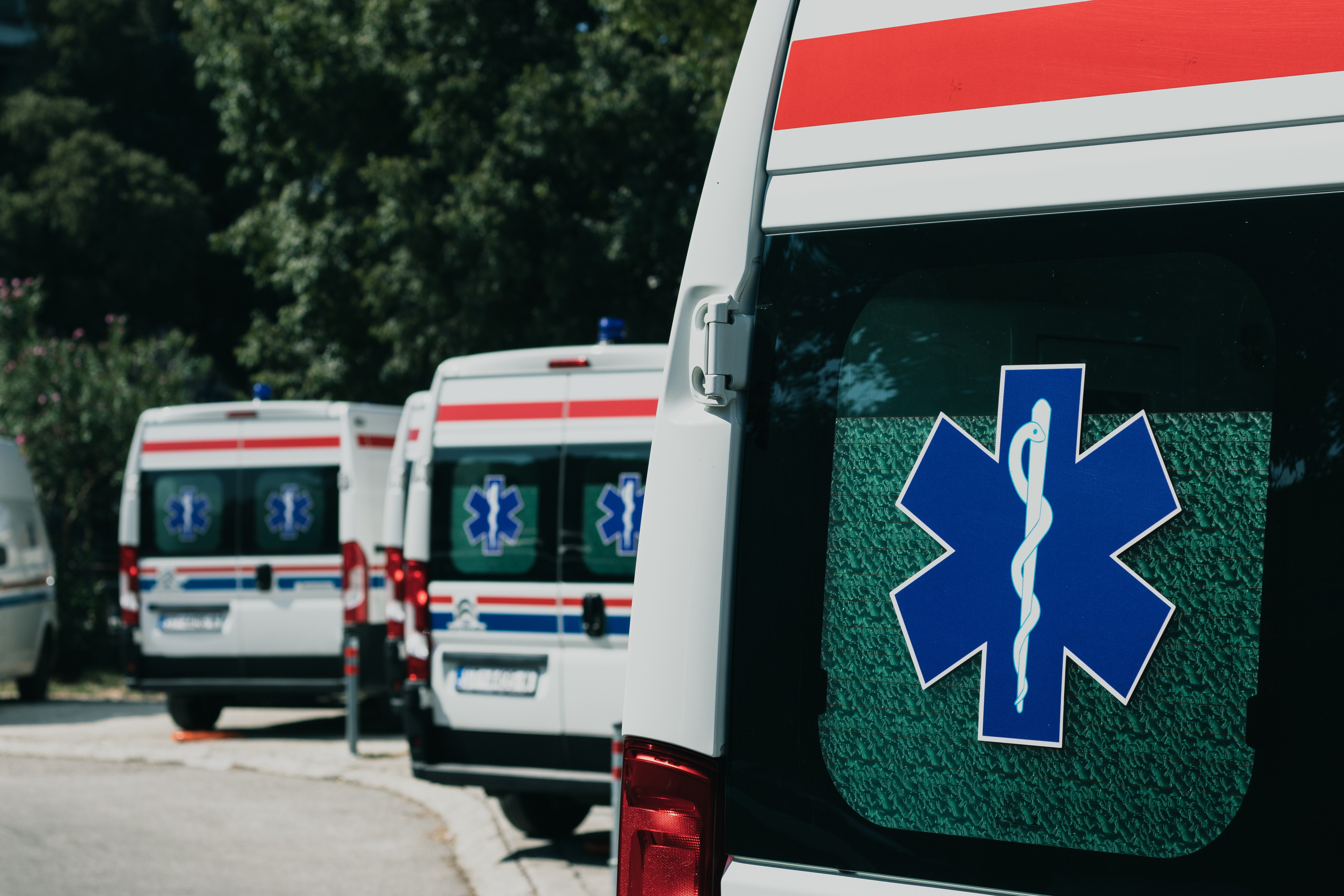 Varias ambulancias en la entrada de la sala de emergencias de un hospital. | Foto: Pexels