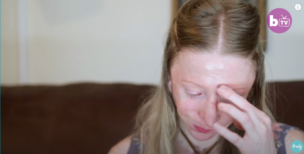 Captura de pantalla de Cynthia Murphy llorando en un vídeo publicado el 19 de diciembre de 2017 | Foto: YouTube.com/truly