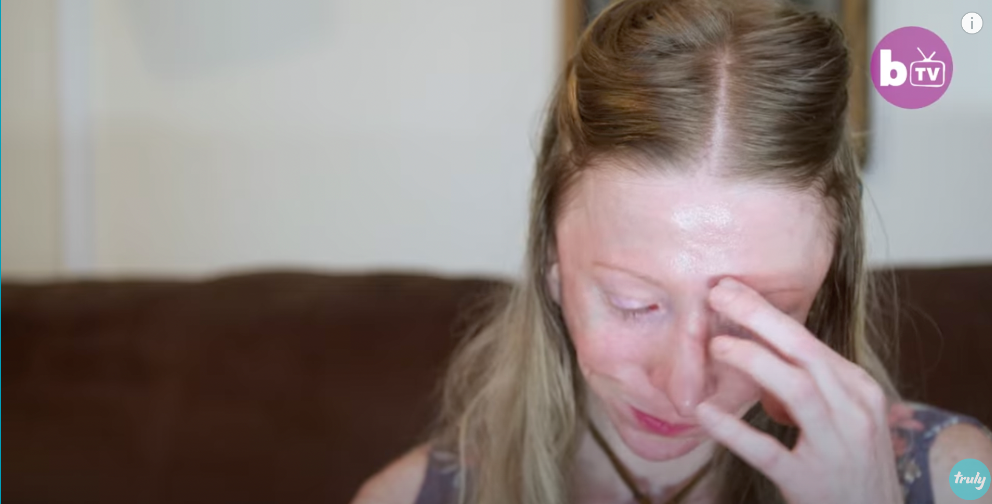 A screenshot of Cynthia Murphy crying in a video posted on December 19, 2017 | Source: YouTube.com/truly