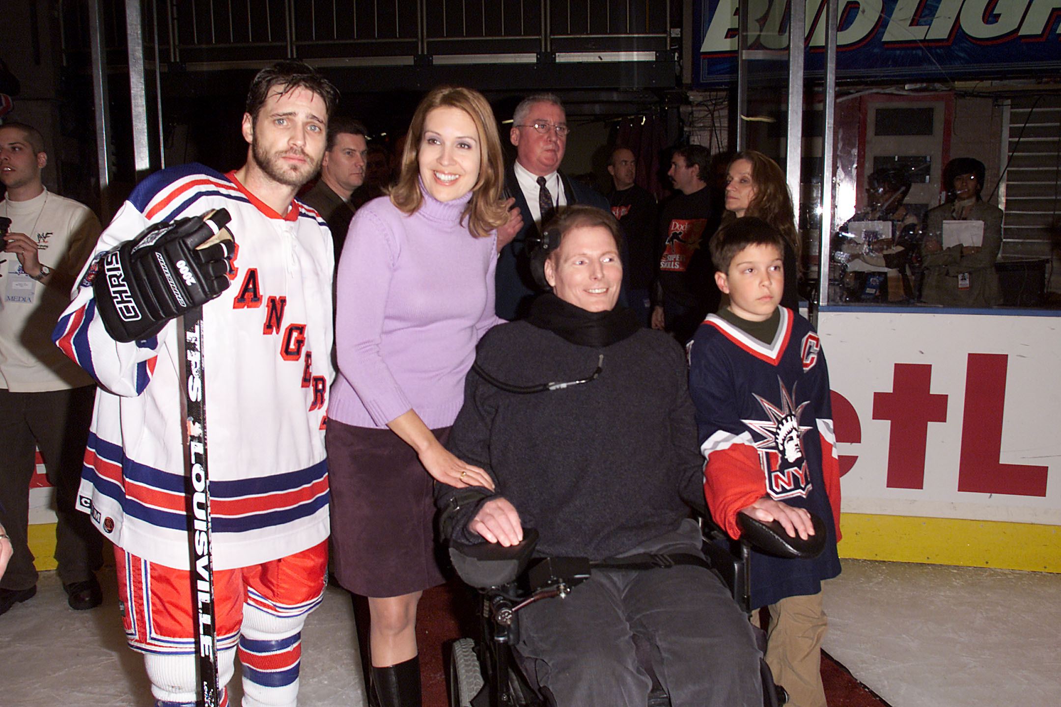 Jason Priestley with Dana, Christopher, and Will Reeve at the Superskate 2001 charity hockey event on January 7, 2001 in New York City | Source: Getty Images