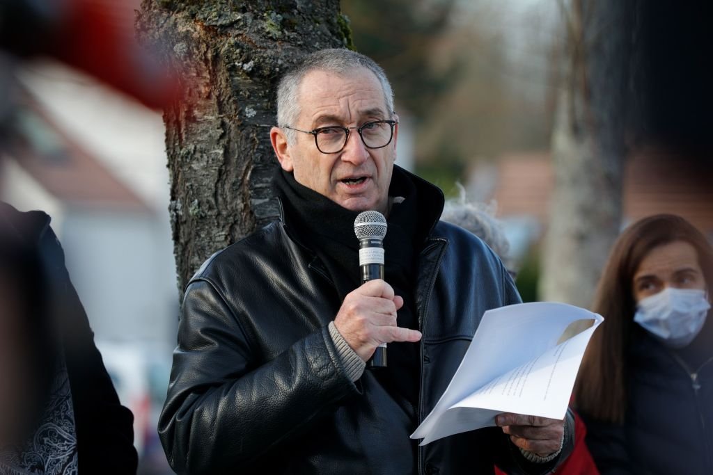Eric Mouzin, père d'Estelle, regarde lors d'une marche à la mémoire d'Estelle Mouzin, à Guermantes, à l'est de Paris, le 9 janvier 2021. | Photo : Getty Images