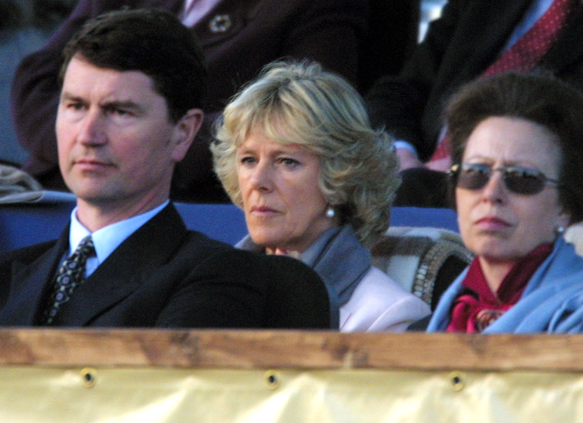 La princesa Anne, Sir Timothy Laurence y Camilla, la reina consorte, en Londres en 2002. | Foto: Getty Images
