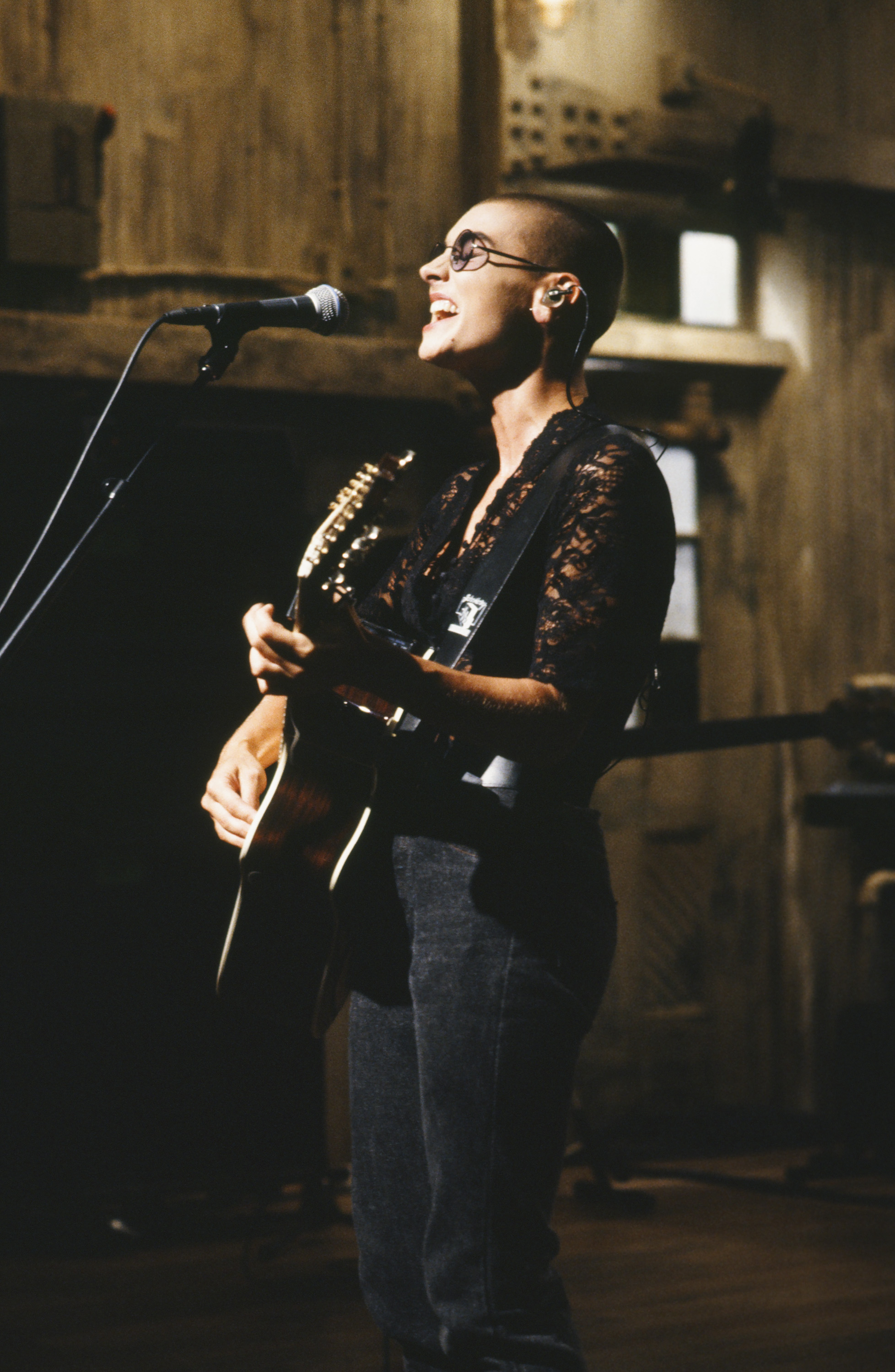 Sinead O'Connor performs on "Saturday Night Live," dated September 29, 1990 | Source: Getty Images