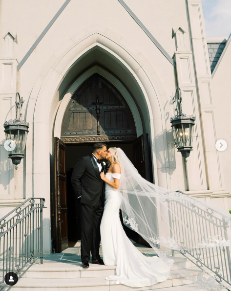 Jon Runyan Jr. and Victoria Schultz sharing a kiss on their wedding day, posted on July 15, 2024 | Source: Instagram/victoriajrunyan and jon_run1