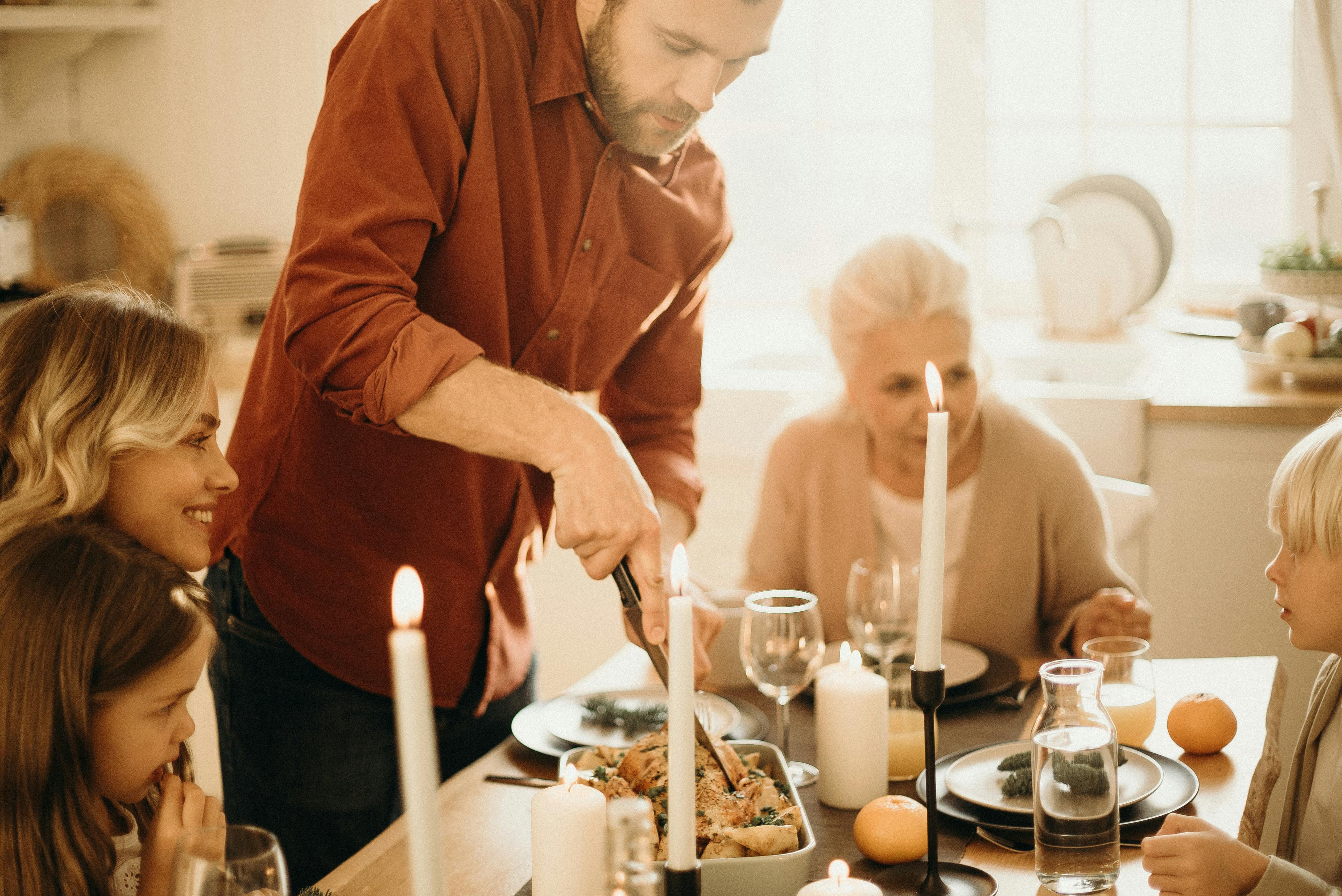 Una cena familiar | Fuente: Pexels