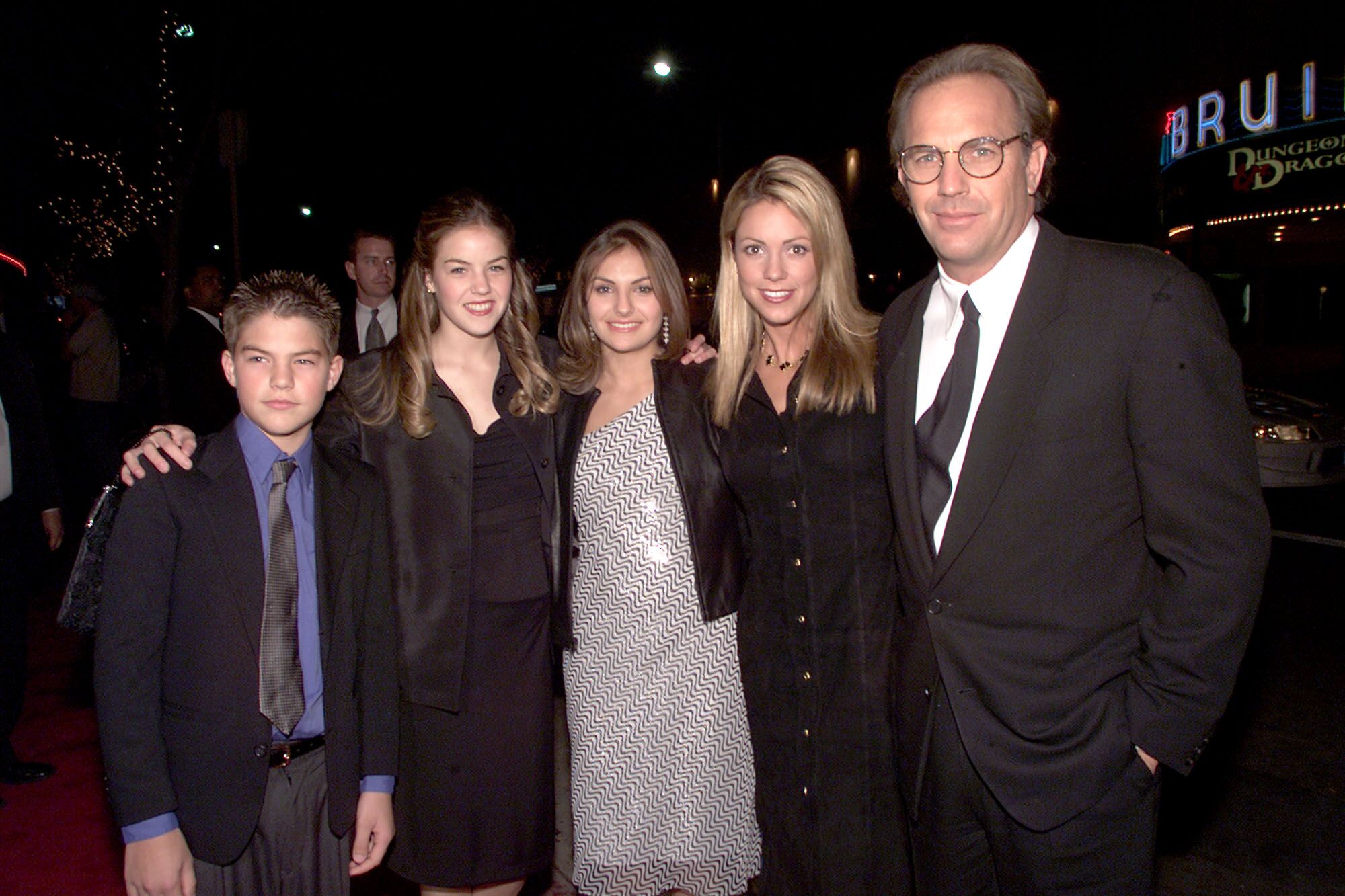 Kevin Costner and Christine Baumgartner with his children with Cindy Costner, Joe, Lilly and Annie in 2000 | Source: Getty Images