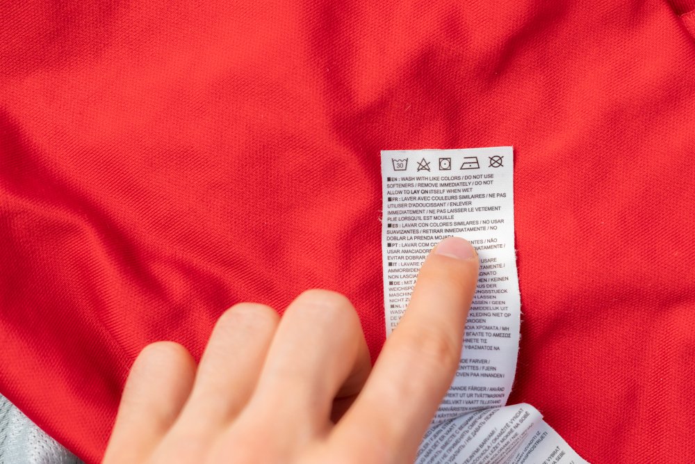 Leer etiqueta de la ropa antes de lavar. | Foto: Shutterstock.