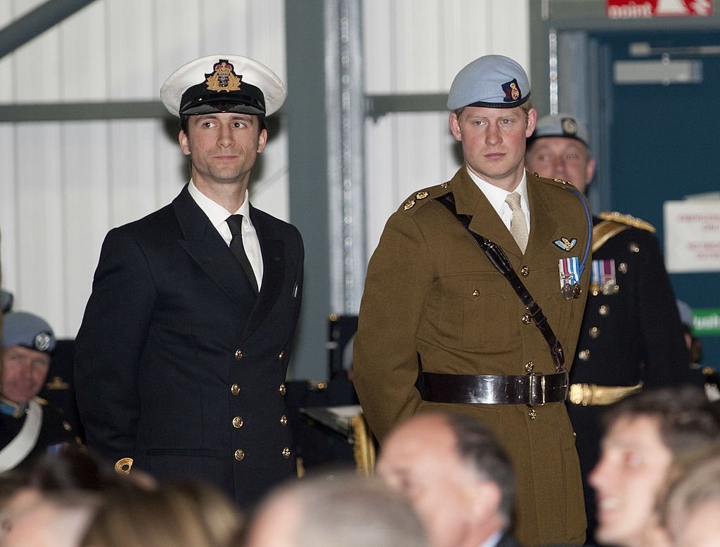 Le prince de Galles, colonel en chef, présente des insignes de vol aux élèves, dont le prince Harry, qui ont réussi la phase d'entraînement opérationnel. | Source : Getty Images Le prince de Galles, colonel en chef, présente des insignes de vol aux élèves, dont le prince Harry, qui ont réussi la phase d'entraînement opérationnel. | Source : Getty Images