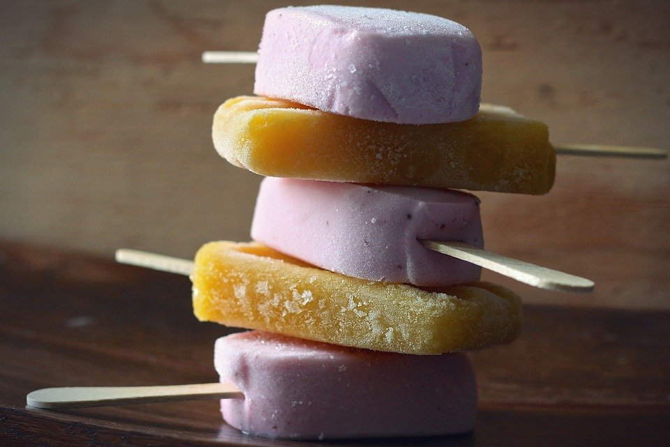 A stack of popsicles on the table. | Photo: Pixabay 