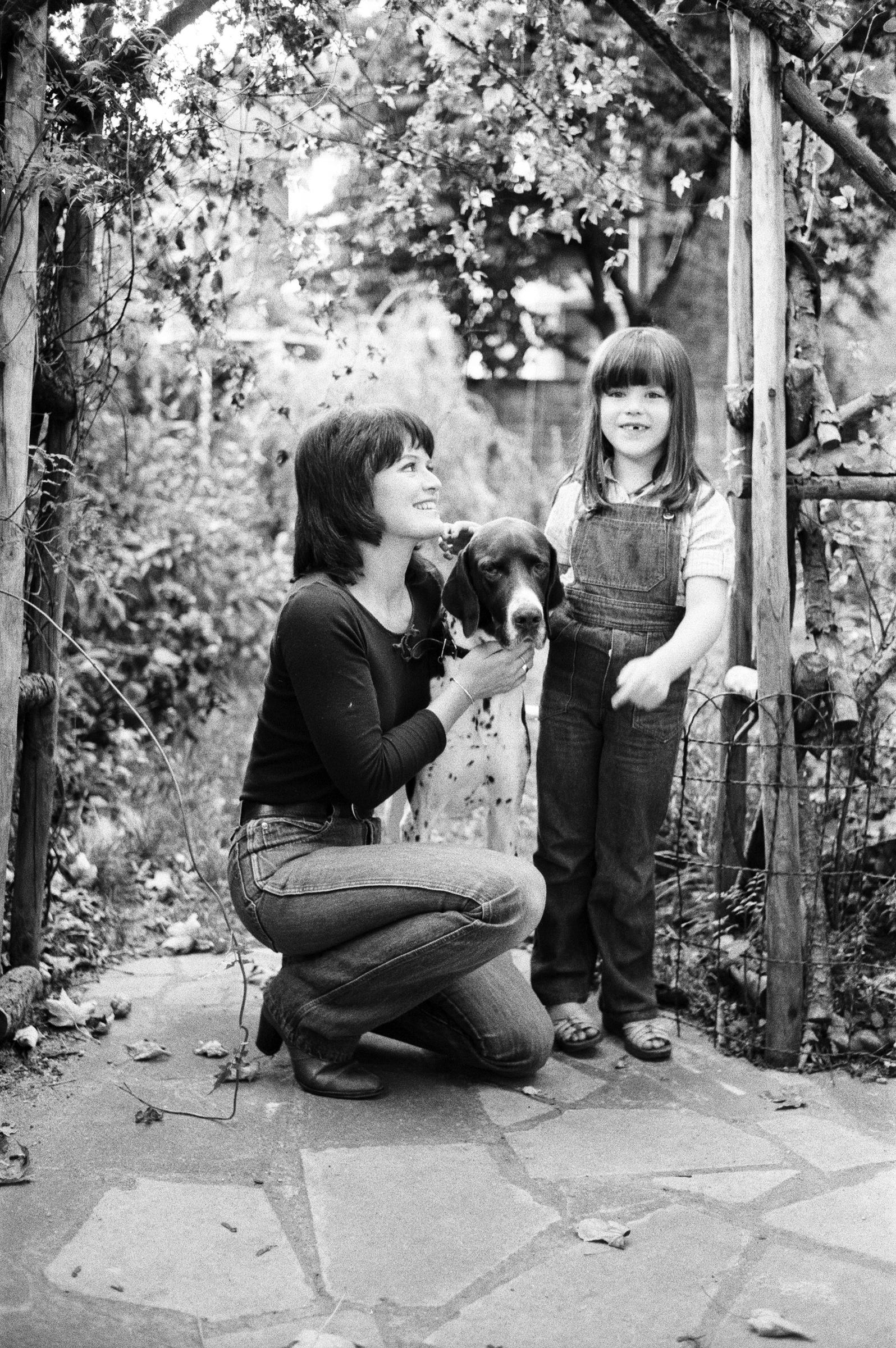 Judy Loe with Katie Beckinsale on October 5, 1979. | Source: Getty Images