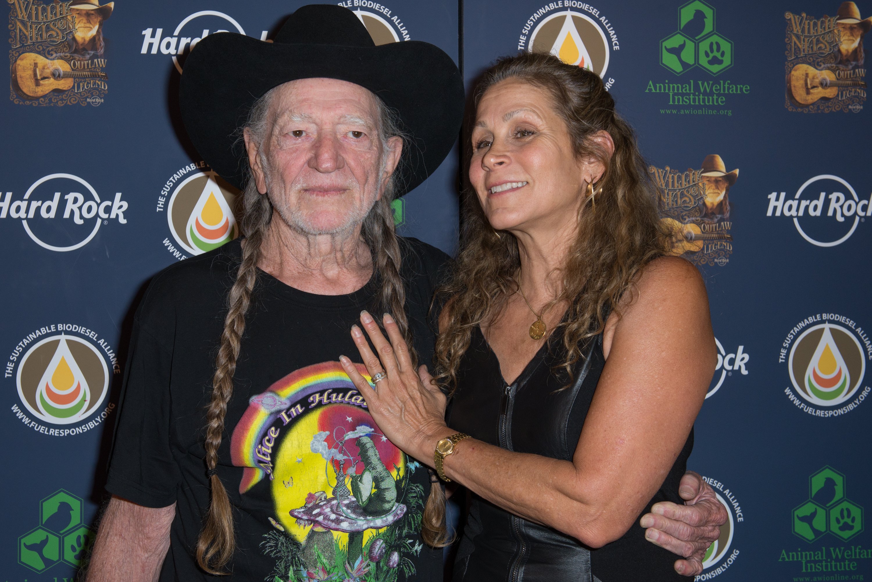 Willie Nelson and Annie D'Angelo at the Hard Rock International's Wille Nelson Artist Spotlight Benefit Concert on June 6, 2013, in New York | Source: Getty Images
