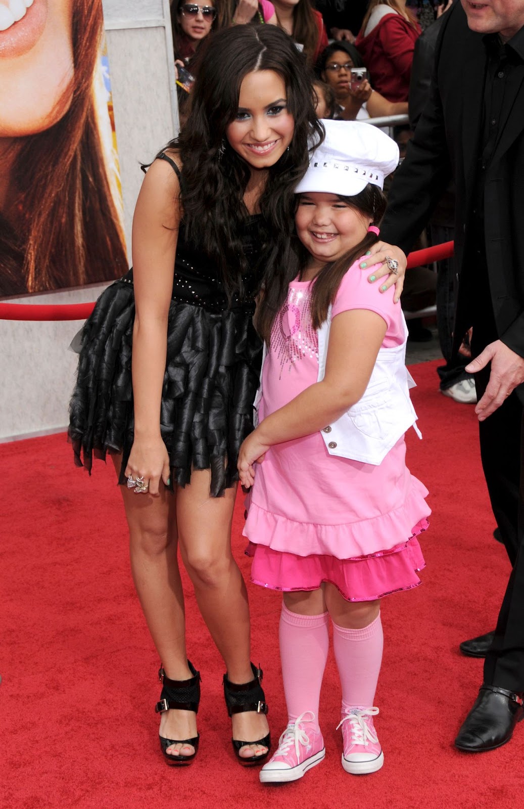 Demi Lovato and the child actress at the premiere of "Hannah Montana: The Movie" on April 2, 2009, in Los Angeles, California.  | Source: Getty Images