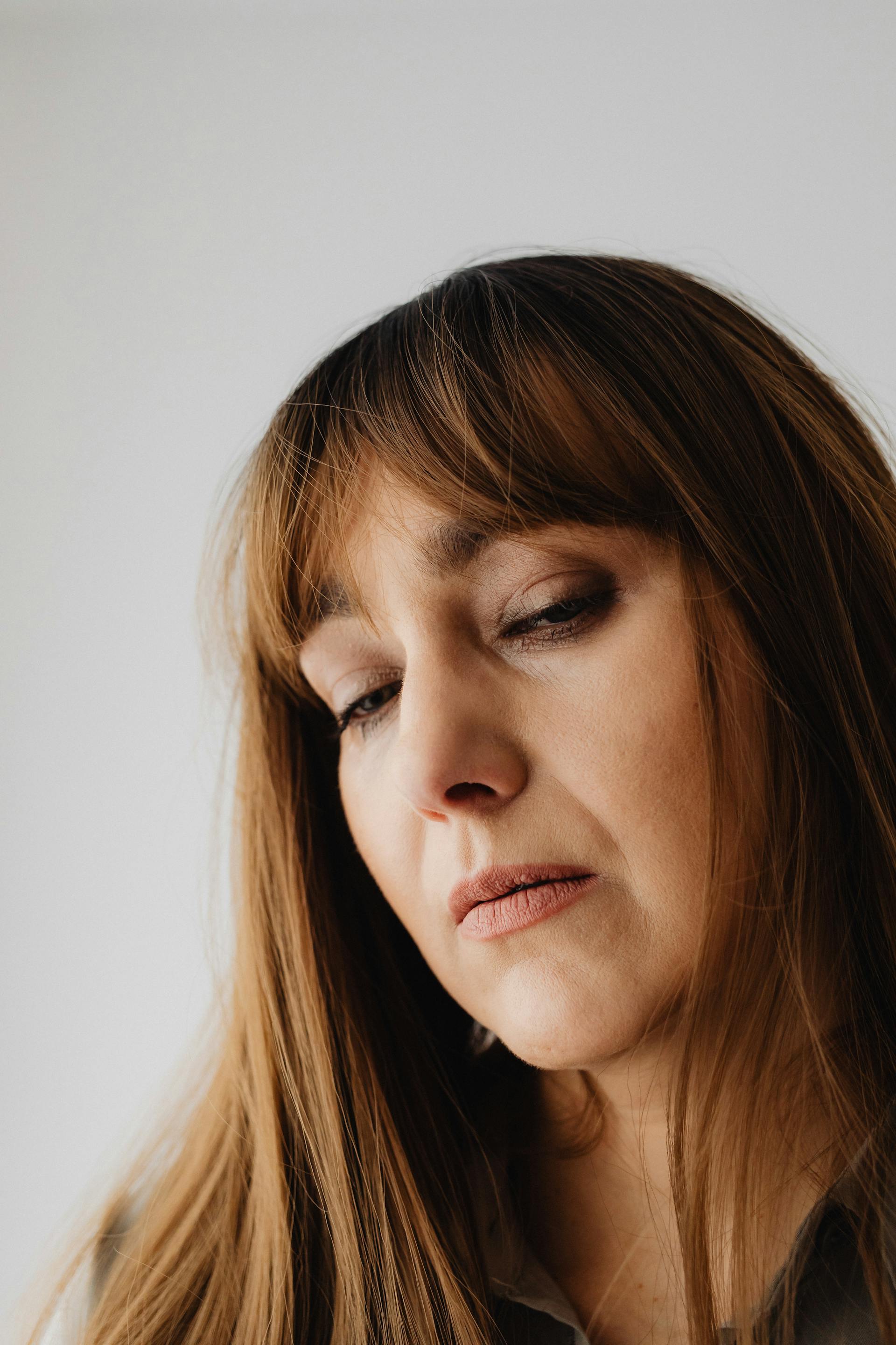 A sad woman looking down | Source: Pexels