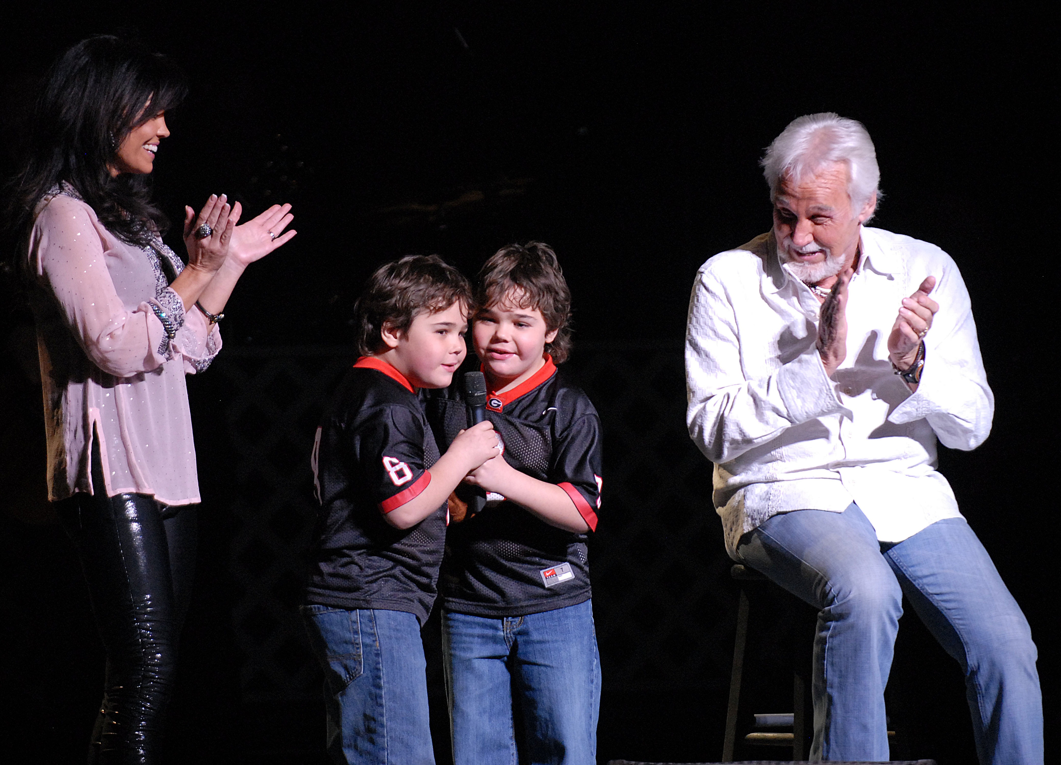 Kenny Rogers applauds his sons Justin and Jordan as they share a moment onstage with their mother Wanda at the Classic Center | Source: Getty Images