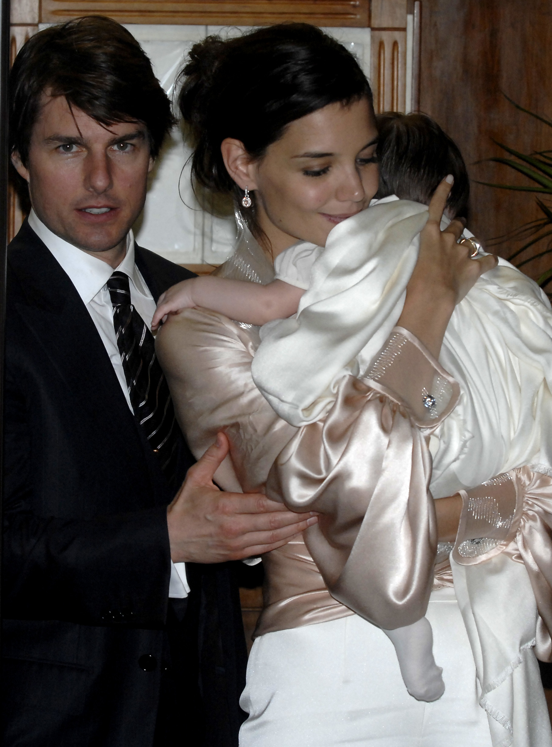 Katie Holmes, Tom Cruise and Suri Cruise at the restaurant 'Nino' near plaza di Spagna on November 16, 2006, in Rome, Italy. | Source: Getty Images