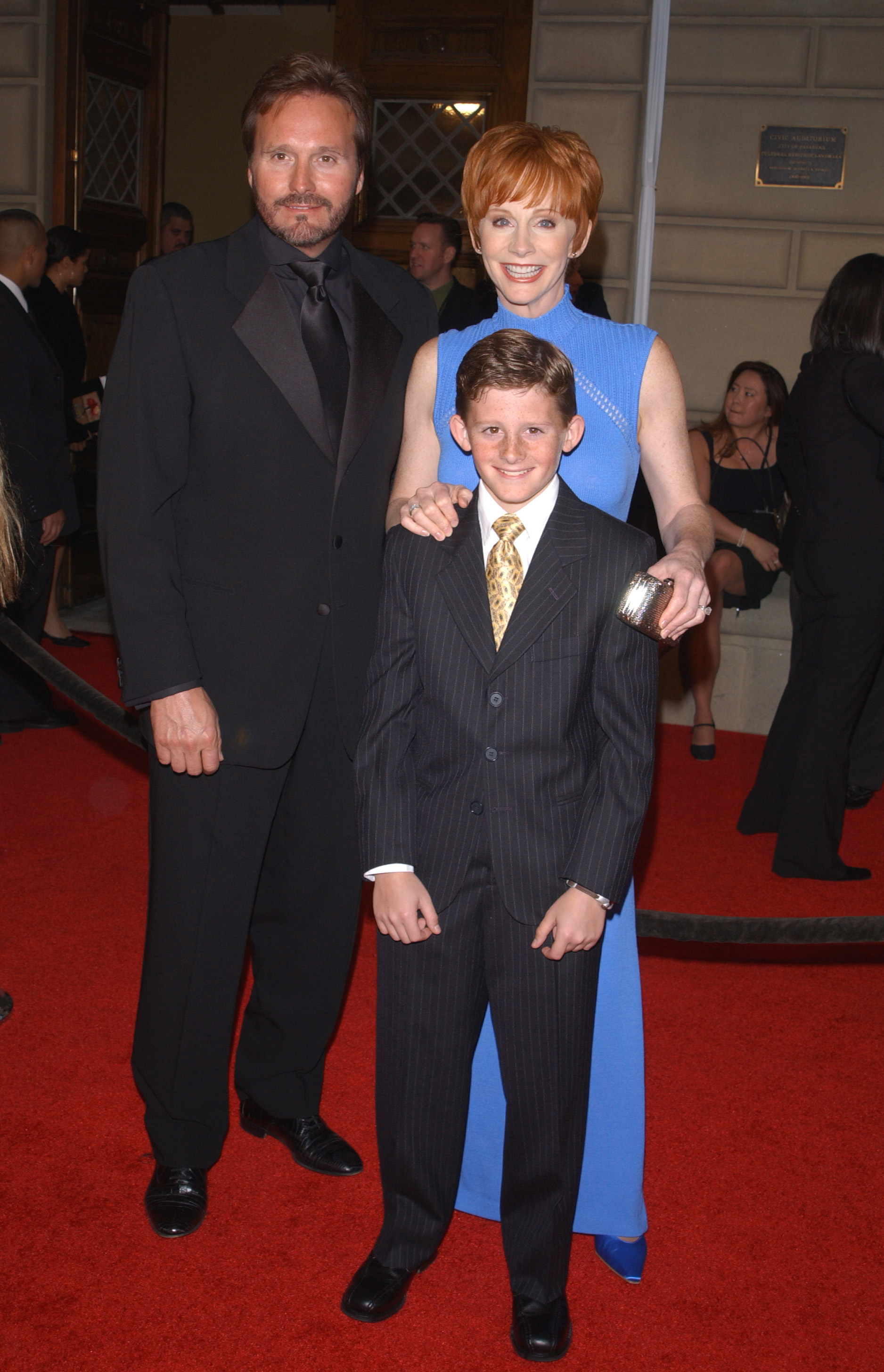 Reba McEntire with husband Narville Blackstock and son Shelby at the 28th annual People's Choice Awards on January 13, 2002. | Source: Getty Images.