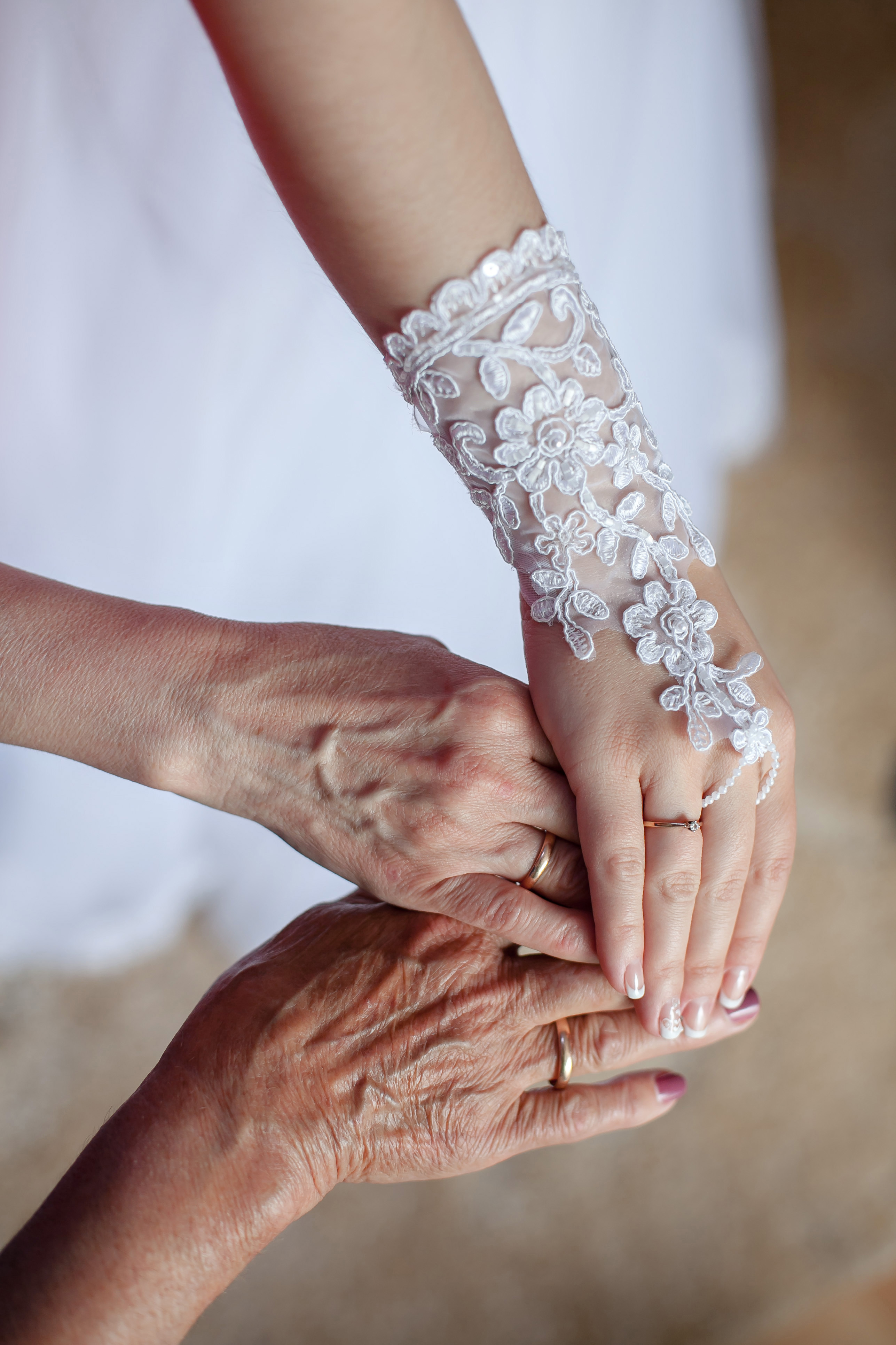 Drei Hände, die sich bei einer Hochzeit halten | Quelle: Shutterstock