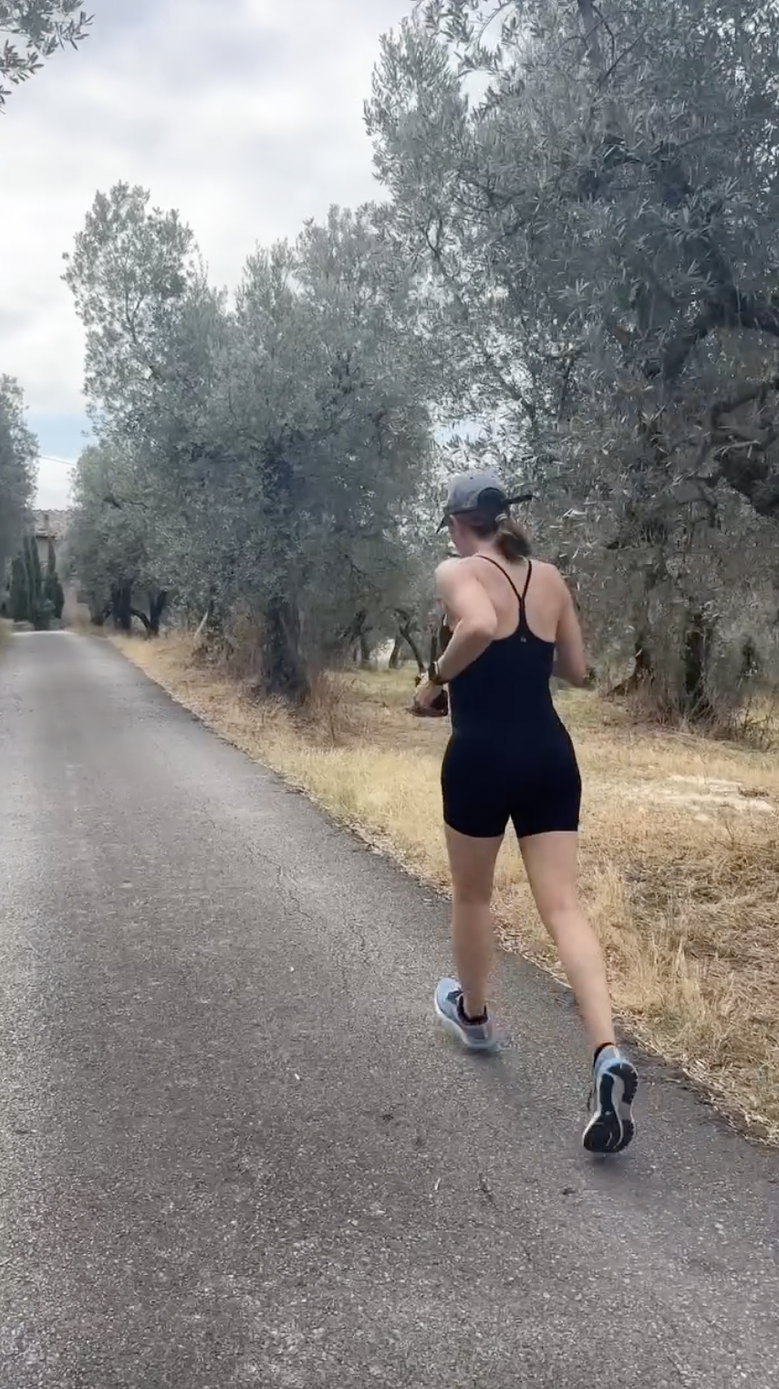 A screenshot from a video of Jennifer Garner running, as part of her training for her role as Elektra, posted on August 6, 2024 | Source: Instagram/jennifer.garner