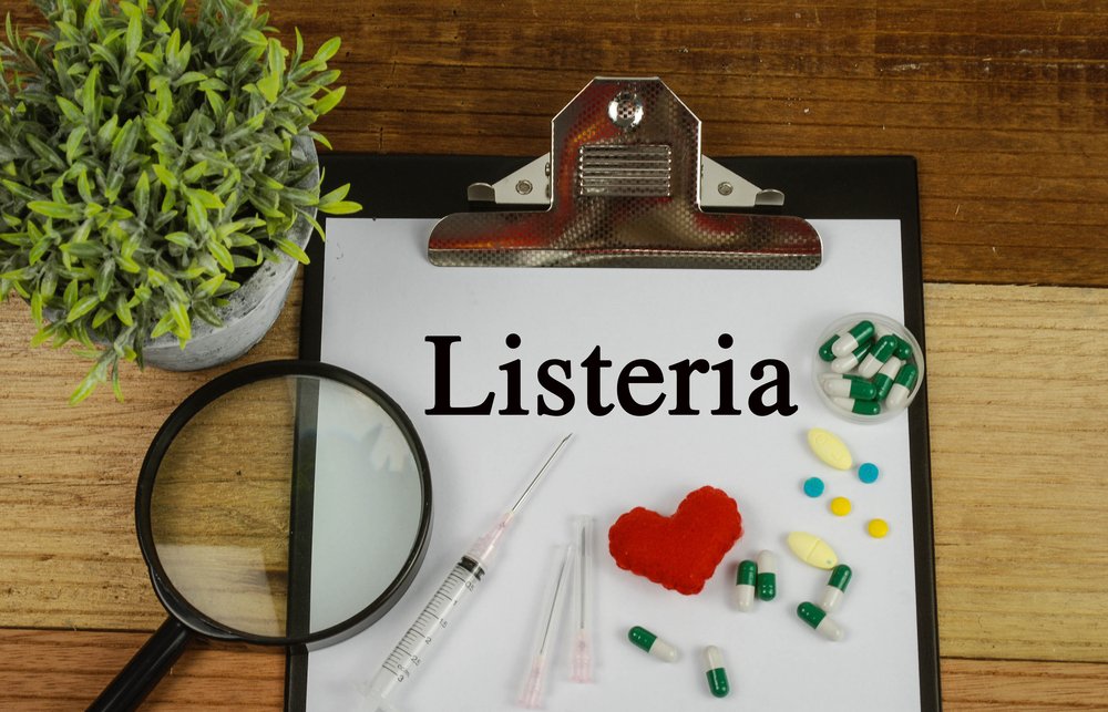 Medicamentos y lupa sobre carpeta médica. || Fuente: Shutterstock Medicamentos y lupa sobre carpeta médica. || Fuente: Shutterstock