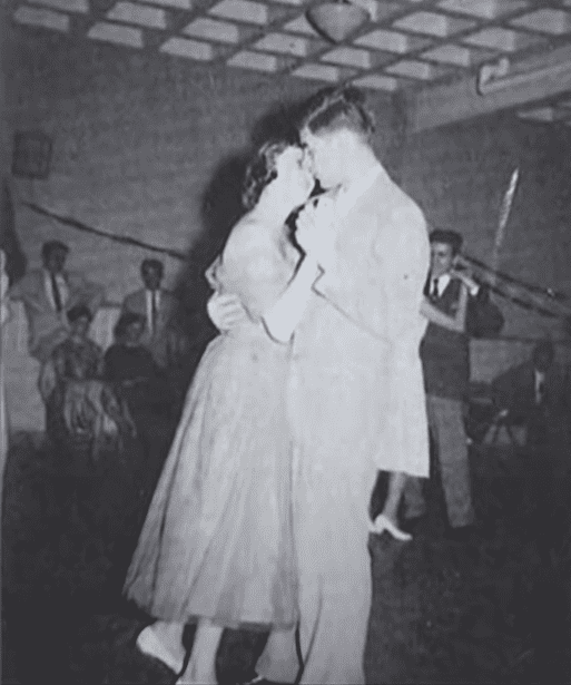 Annette Callahan und Bob Harvey tanzen zusammen in der High School. | Quelle: Youtube.com/WSLS 10