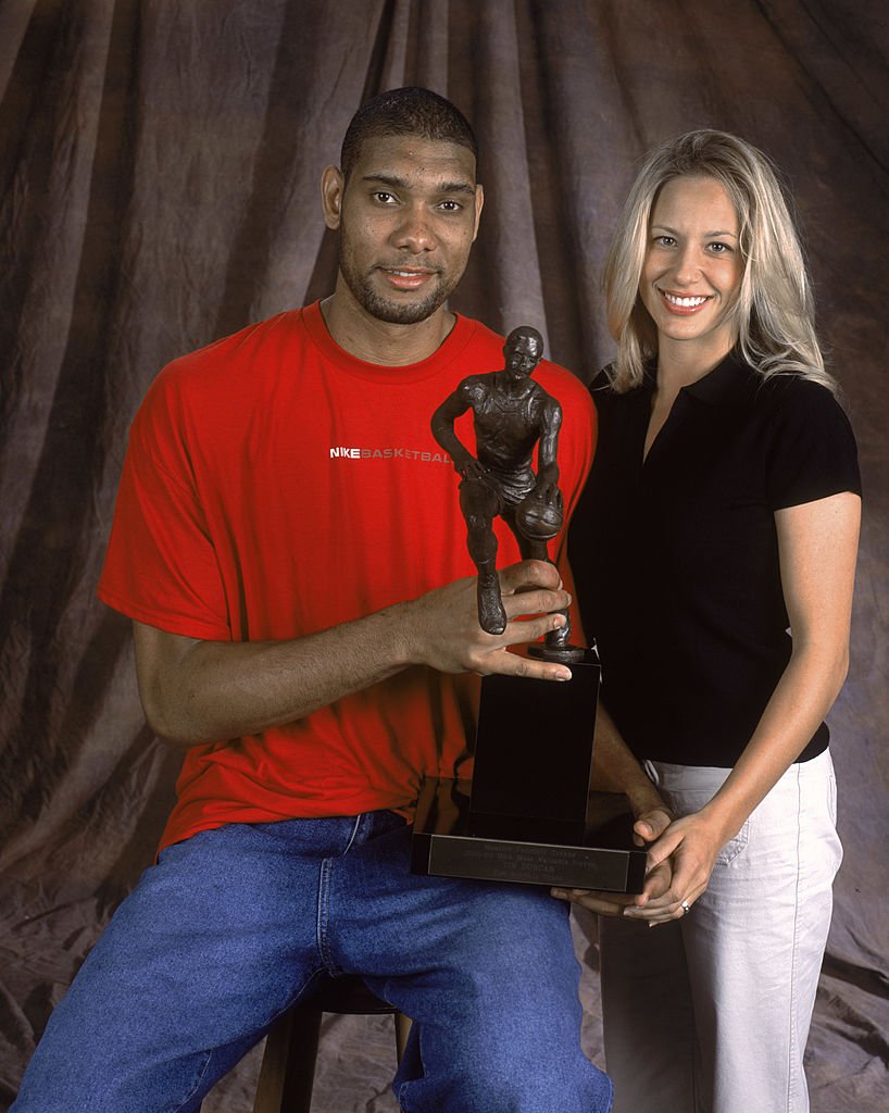 Tim Duncan and Amy Sherill holding Tim's MVP Trophy for a studio portrait on May 9, 2002 | Source: Getty Images