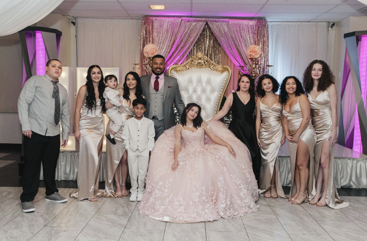 Misty De La Cruz with her family | Source: GoFundMe/help-misty-keep-her-family-home