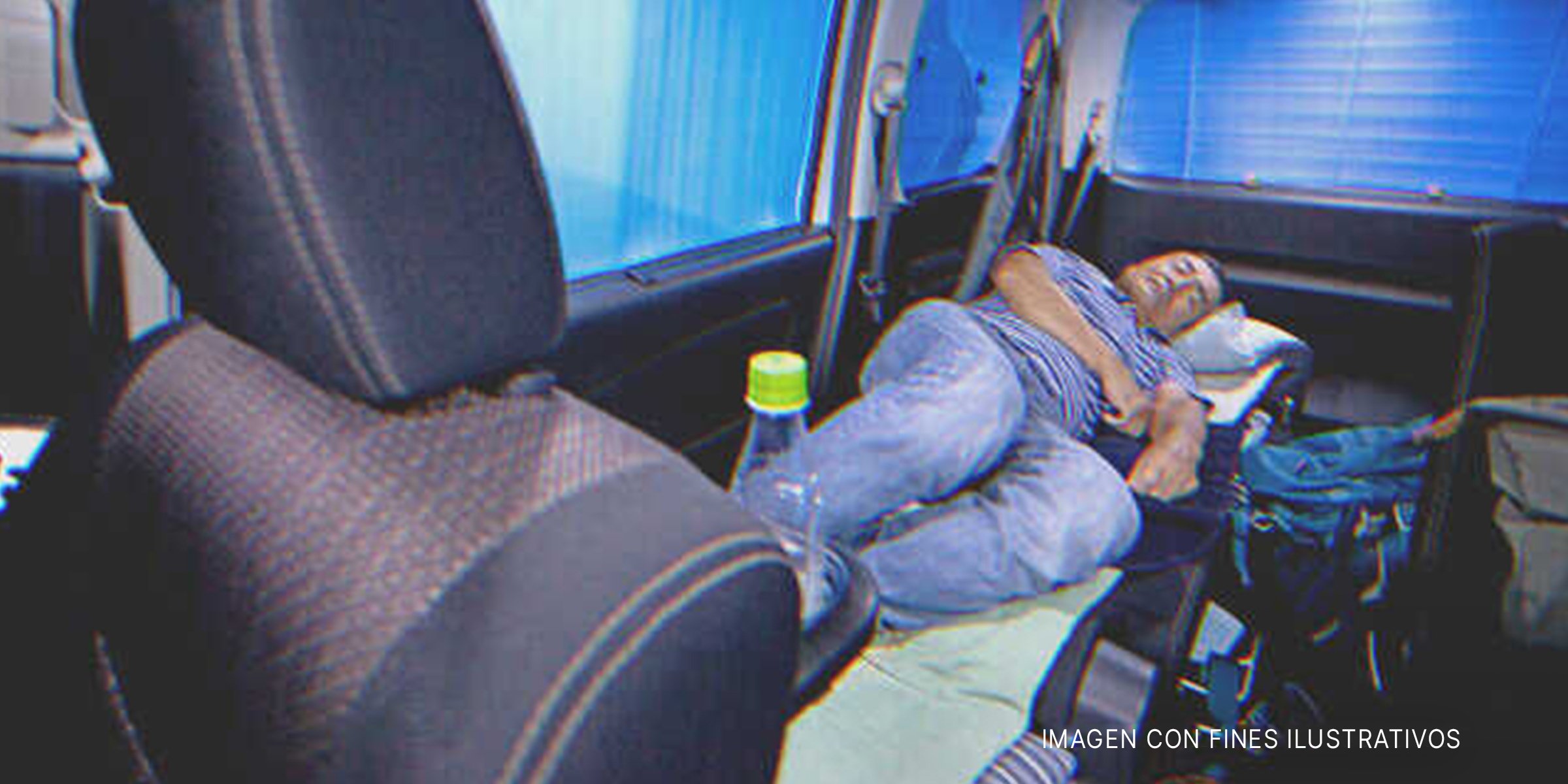 Hombre mayor durmiendo en un coche. | Foto: Getty Images