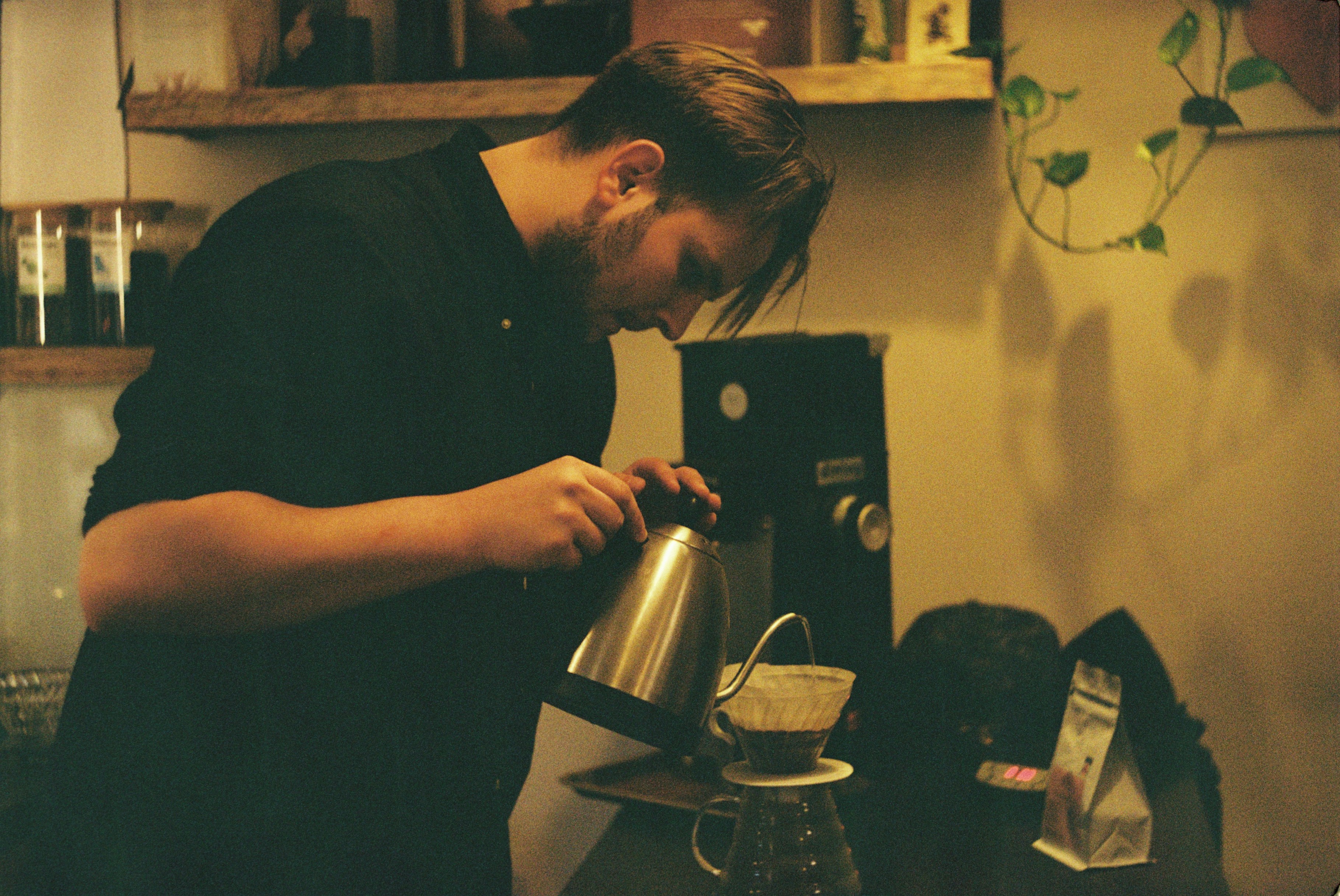 A man making coffee | Source: Unsplash