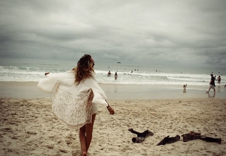 Une femme portant un poncho sur la plage. l Source: Flickr