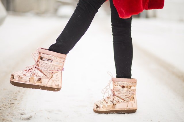 Les pieds d'une jeune fille en hiver | Photo : Pexels.