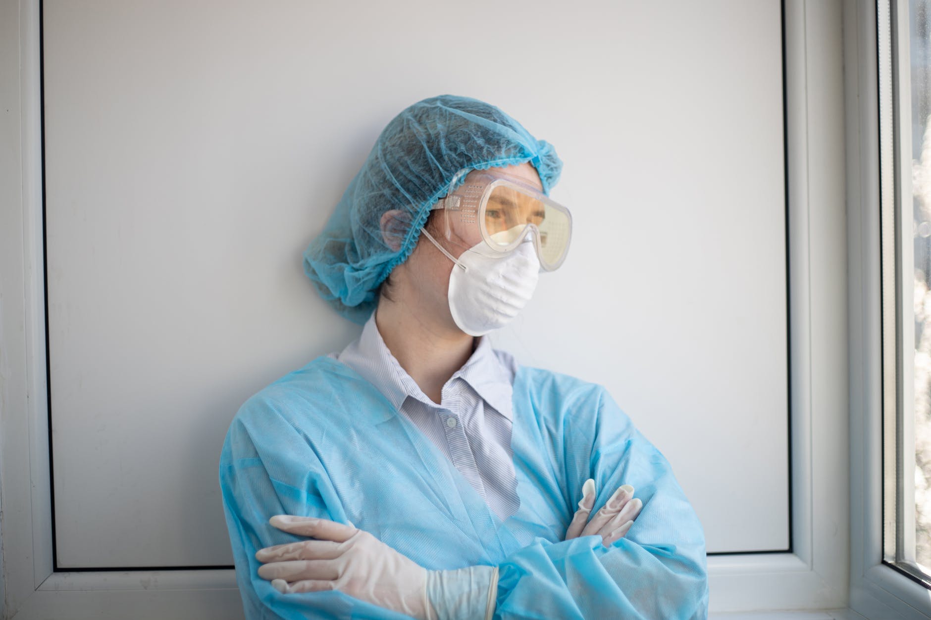 Trabajadora de la salud con su uniforme de trabajo. | Foto: Pexels