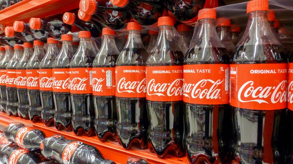 Botellas de Coca-Cola vistas en un supermercado Carrefour en Marsella, Francia el 26 de junio del 2020. I Foto: Getty Images.