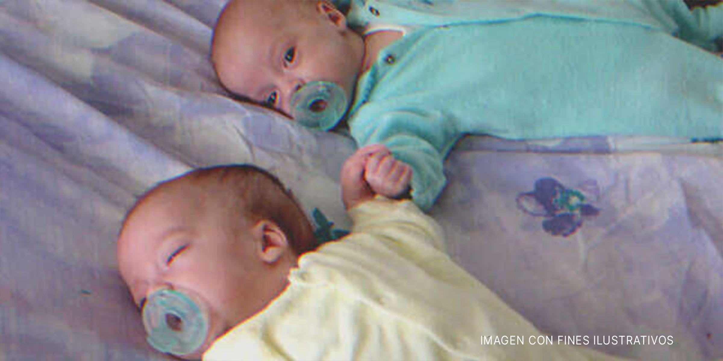 Gemelos recién nacidos en una cama | Foto: Flickr/goldberg (CC BY 2.0)