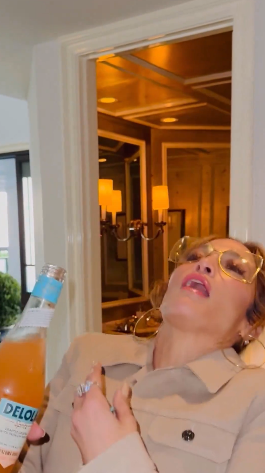 Jennifer shows how she reacts when she chugs the bottle, posted on August 17, 2024 | Source: x.com/JLo