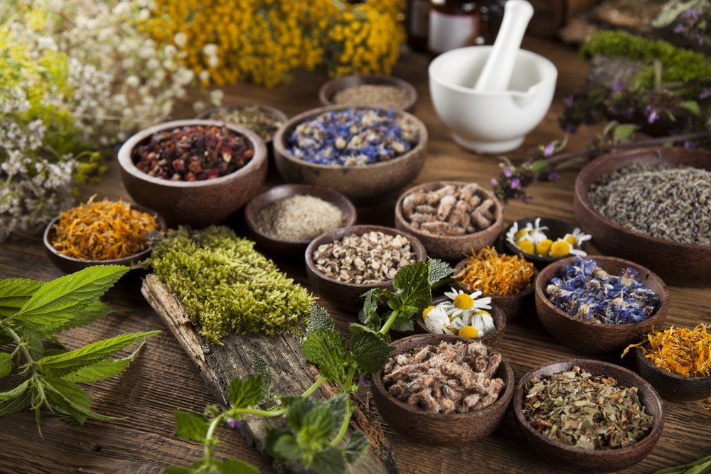 Natural remedy and mortar, healing herbs background.| Photo: Shutterstock.