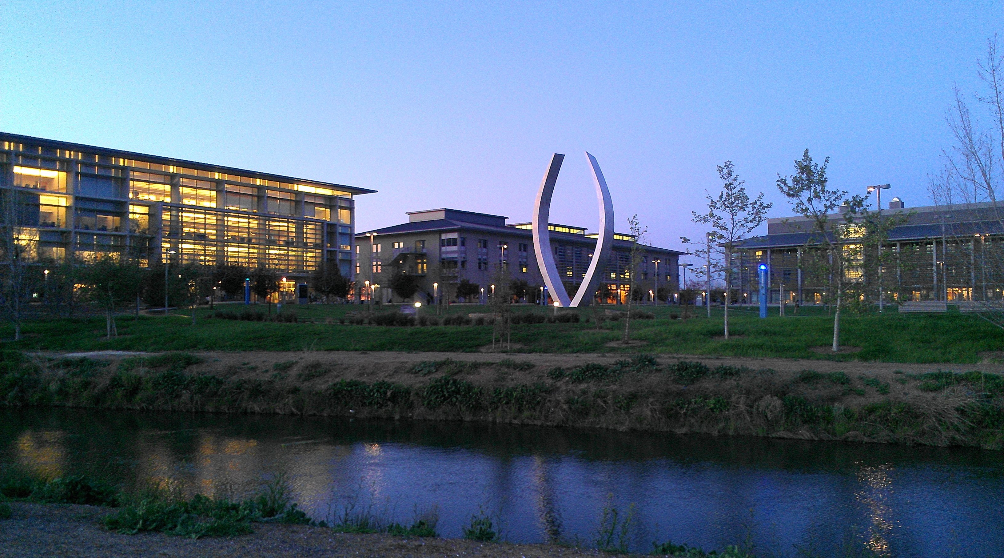 Vista nocturna del campus de UC Merced, de donde se graduó Ocegueda. Vista nocturna del campus de UC Merced, de donde se graduó Ocegueda.